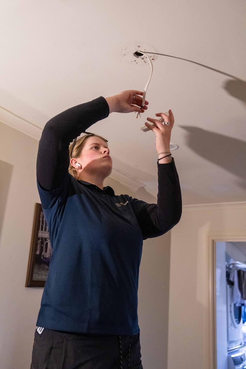 Goldsure electrician fitting a smoke alarm